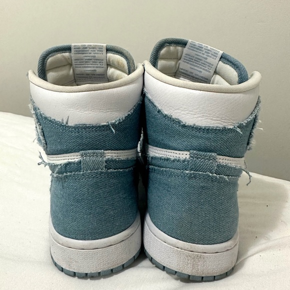 Jordan 1 Retro High OG - Picture 2 of 3